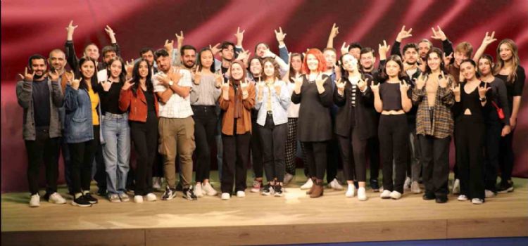 İşaret diliyle 23 Nisan’ı kutladılar
