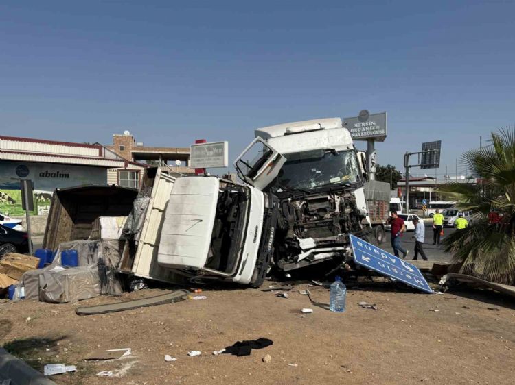 Mersin’de tırlar zincirleme kaza yaptı: 2 yaralı