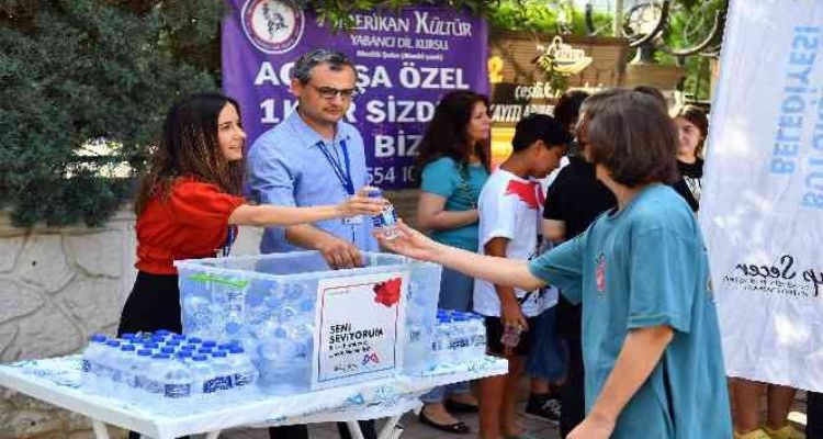 Belediyeden LGS'ye giren öğrenci ve velilere su ikramı