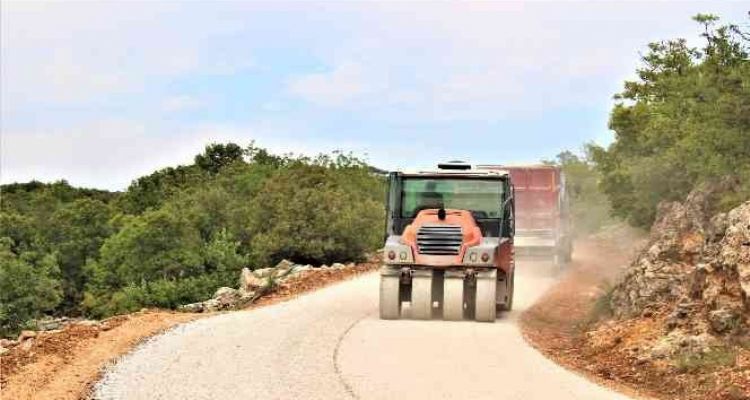 Silifke'de üretim bölgelerinin yolları asfaltlanıyor
