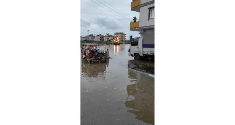 Patlayan boru mahalleyi sular altında bıraktı, kanalın da ihata duvarını yıktı