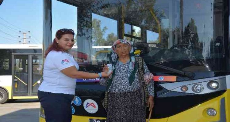 Kadın otobüs şoföründen örnek davranış