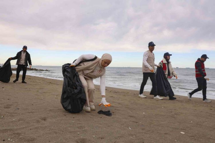 Bilim merkezini gezen gençler, Viranşehir sahilinde temizlik yaptı