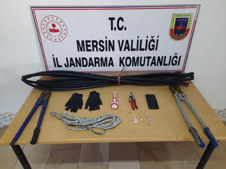 Mersin’de kablo hırsızlığı yaparken yakalanan 2 kişi tutuklandı