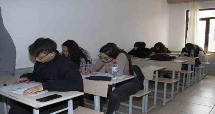 Mersin'de depremzede öğrenciler kurs merkezlerinde sınava hazırlanıyor