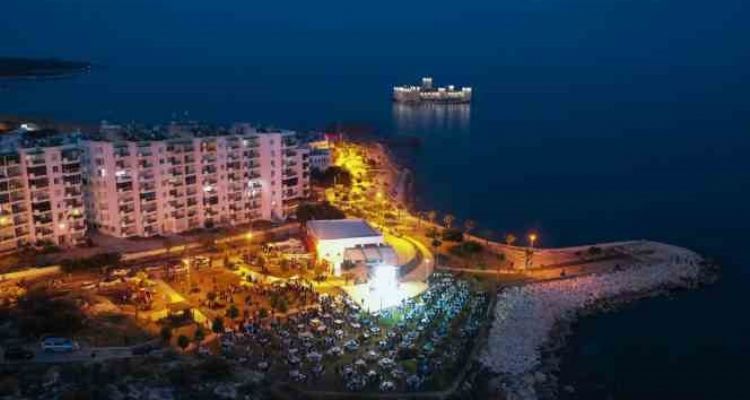 Depremzede vatandaşlar Kızkalesi'nde iftar sofrasında buluştu