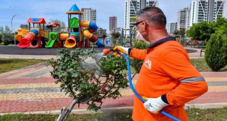 Mersin Büyükşehir Belediyesi ekipleri sahipsiz arazileri ilaçlıyor