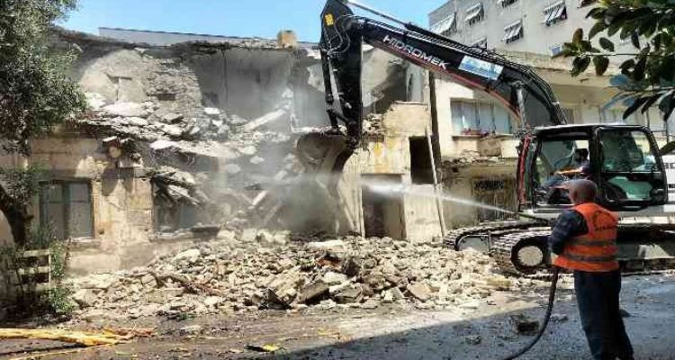 Akdeniz'de metruk binaların yıkımı sürüyor