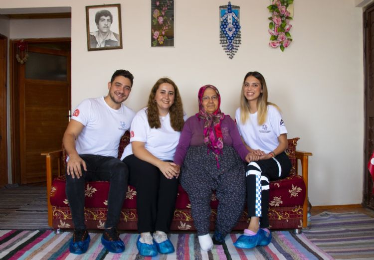 Büyükşehir belediyesi sağlık ekipleri Raziye teyzeye şifa oldu