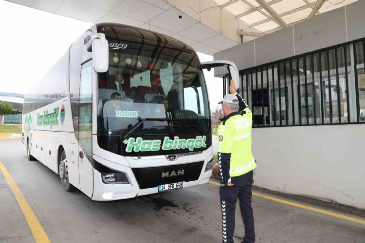 Mersin’de şehirler arası otobüslerin sürücü ve yolcularına emniyet kemeri uyarısı