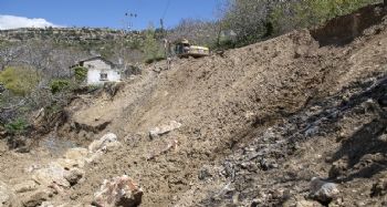 Eriyen kar sularıyla göçen yayla yolu onarılıyor