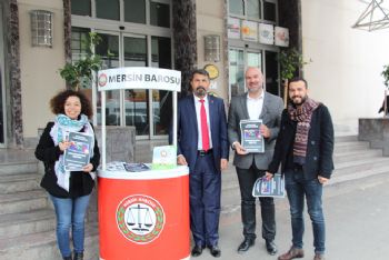 MERSİN BAROSU ‘İNSAN HAKLARI’ STANDI AÇTI