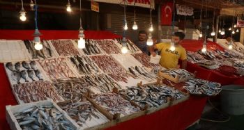 Tezgahlar balıkla doldu taştı, fiyatlar yarı yarıya düştü