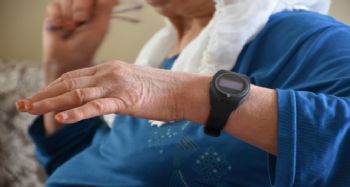 Tarsus'ta Alzheimer ve demans hastaları ile yaşlılara ‘Akıllı Bileklik’ uygulaması başladı