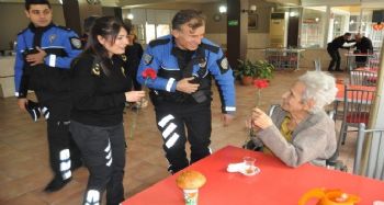 Polislerden huzurevi sakinlerine sürpriz doğum günü ziyareti