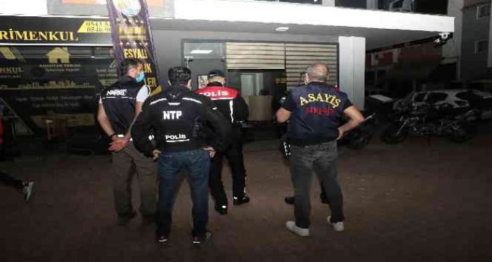 AKDENİZ BELEDİYESİ SPOR TESİSLERİNİ YENİLİYOR