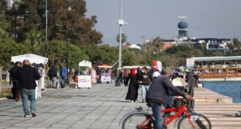 Güneşi gören Mersinliler, sahile akın etti