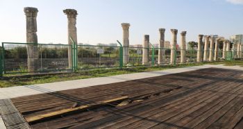 SOLİ POMPEİOPOLİS SÜTUNLU CADDESİ, KEPÇEYLE TAHRİP EDİLDİ