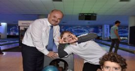 VALİ ÖZDEMİR ÇAKACAK ÖZEL ÇOCUKLARLA BOWLİNG OYNADI