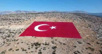 22 dönümlük araziye işlenen dev Türk bayrağı 20 günde boyandı