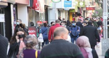 Bakan Koca’nın sürekli uyardığı Mersin’de caddeler tıklım tıklım