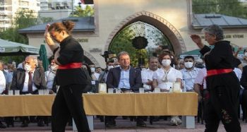 Başkan Seçer, Mersin Cemevinde aşure etkinliğine katıldı