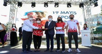 Büyükşehir Belediyesinden 49 başarılı sporcu ve 35 antrenöre 419 bin lira ödül