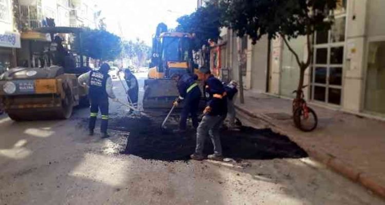 Akdeniz'de yol, asfalt ve kaldırım yenileme çalışmaları sürüyor