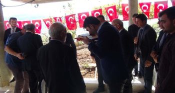 Bakan Kurum şehidin babasına Türk bayrağı ve Kur'an-ı Kerim hediye etti