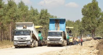 Tarsus'ta grup yollarında asfalt çalışması yapılıyor