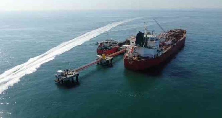 Mersin'e gelen gemiden ayçiçeği yağı sevkiyatı başladı