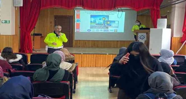 EBA'ya giremeyen öğrencilerden hırsızlara: "Harçlığımızı verelim, kablolara dokunmayın"