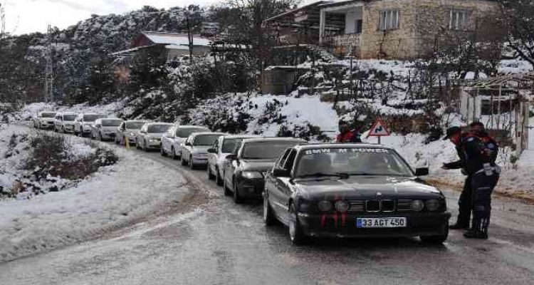 Mersin'in yüksek kesimlerinde kar yağışı etkili oluyor