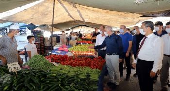 Akdeniz'de pazar yerinde korona virüs denetimi