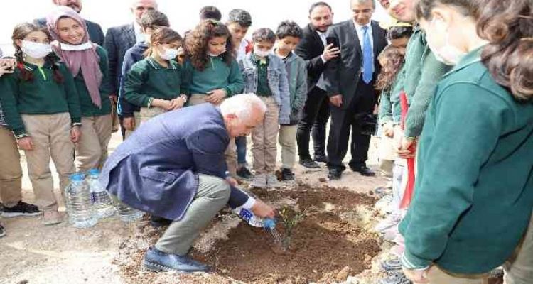 Başkan Gültak, ‘Her Çocuk Bir Fidan' etkinliğinde çocuklarla birlikte fidan dikti