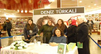 DENİZ TÜRKALİ FORUM MERSİN’DE KİTABINI İMZALADI