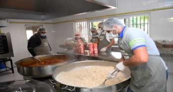 Yenişehir Belediyesi Aşevinden evlere yemek servisi