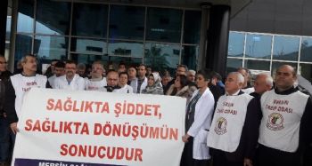 Mersin'de sağlıkçılar, doktorun odasına zarar verenleri protesto etti