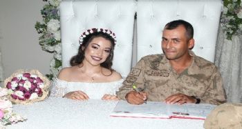 NİKAHINA ASKERİ ÜNİFORMASIYLA GELDİ