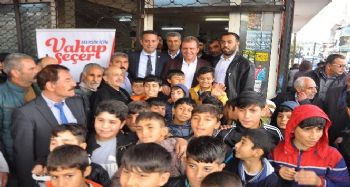 Çocuklar başkan adayı Seçer'den üst geçit istedi
