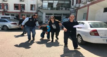 Yaşlı adamları dolandıran kadın, görüntülenmemek için elinden geleni yaptı