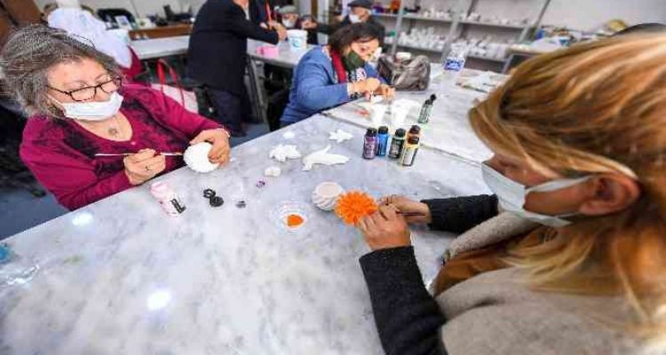 Yaşlılar, Büyükşehir Belediyesinin El Sanatları Atölyesinde üretiyor