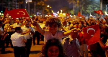 Mersin'de coşkulu fener alayı
