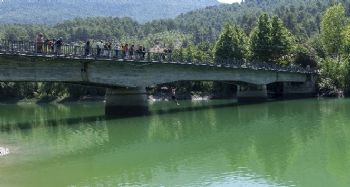 Mersin'in doğal güzelliklerinden Karageçit'te keyifli bir gün geçirdiler