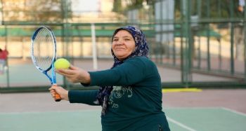 Torosların tenisçi Durdu teyzesine Hülya Avşar'dan davet geldi