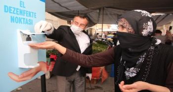 Akdeniz'de pazar yerlerine el dezenfekte noktaları kuruldu