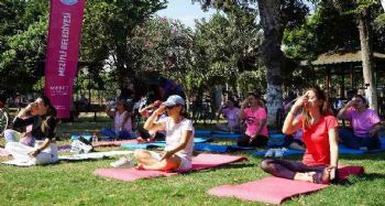 Meme kanserine yoga yaparak dikkat çektiler