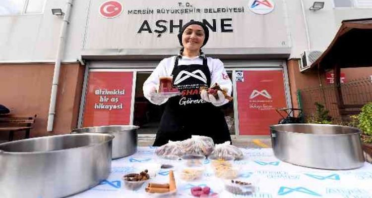 Mersin'de belediyeden vatandaşlara 'kaynar' ikramı