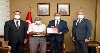 Vali Su'dan hayırsever vatandaşa madalya ve takdir belgesi
