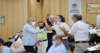 HDP'li meclis üyesi, belediye başkanının üzerine yürüdü